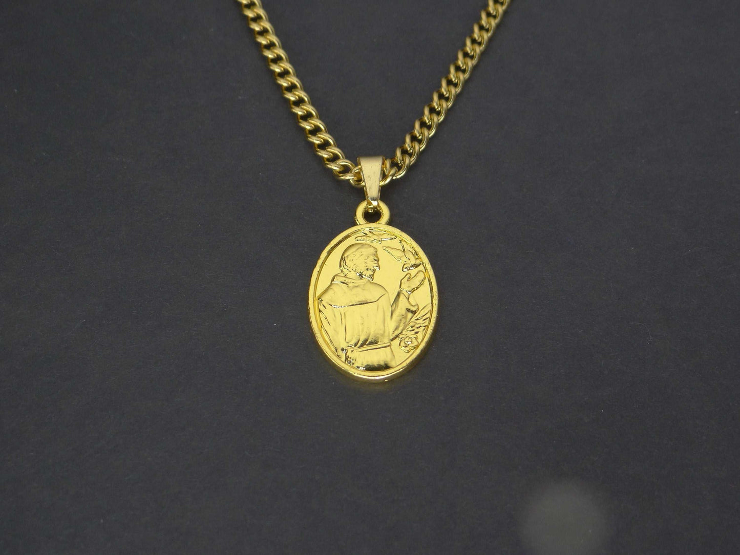 CRW Saint Francis of Assissi Necklace with 1.8mm curb link chain in gold - Necklace for Women - Necklace for Men - Necklace with Pendant