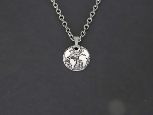 CRW Travel World Map Necklace with 1.6mm rolo chain in silver - Coin Necklaces for Women - Pattern Necklace for Men - Necklace with Pendant