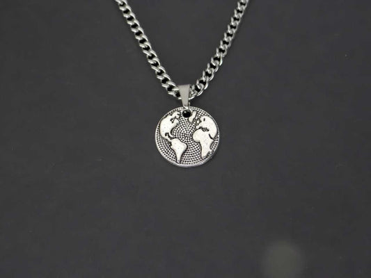 CRW Travel World Map Necklace with 1.8mm curb chain in silver - Coin Necklaces for Women - Pattern Necklace for Men - Necklace with Pendant