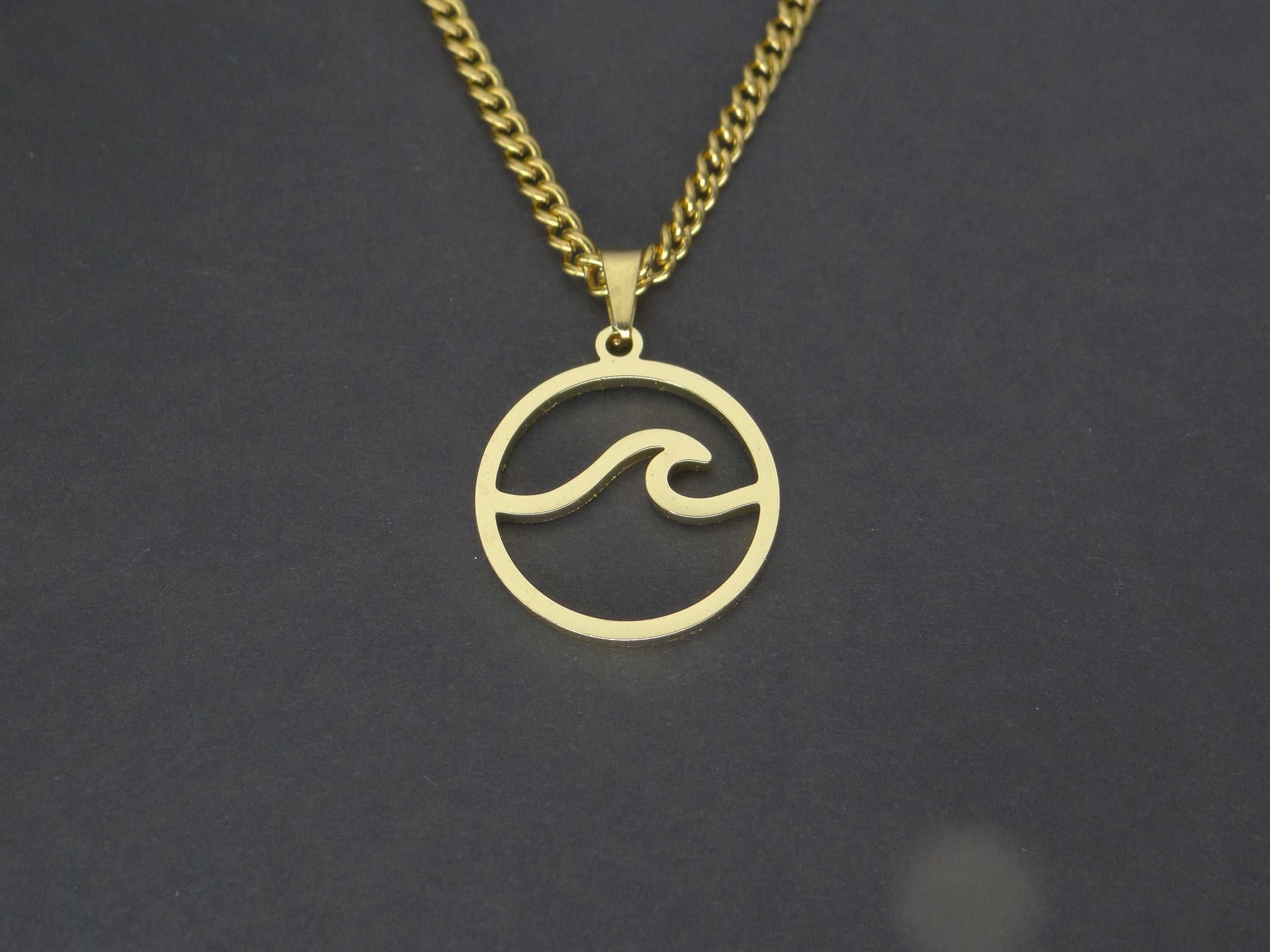 CRW The Great Wave Necklace with 1.8mm curb link chain in gold - Sea Life Necklace for Women - Surf Necklace for Men - Necklace with Pendant